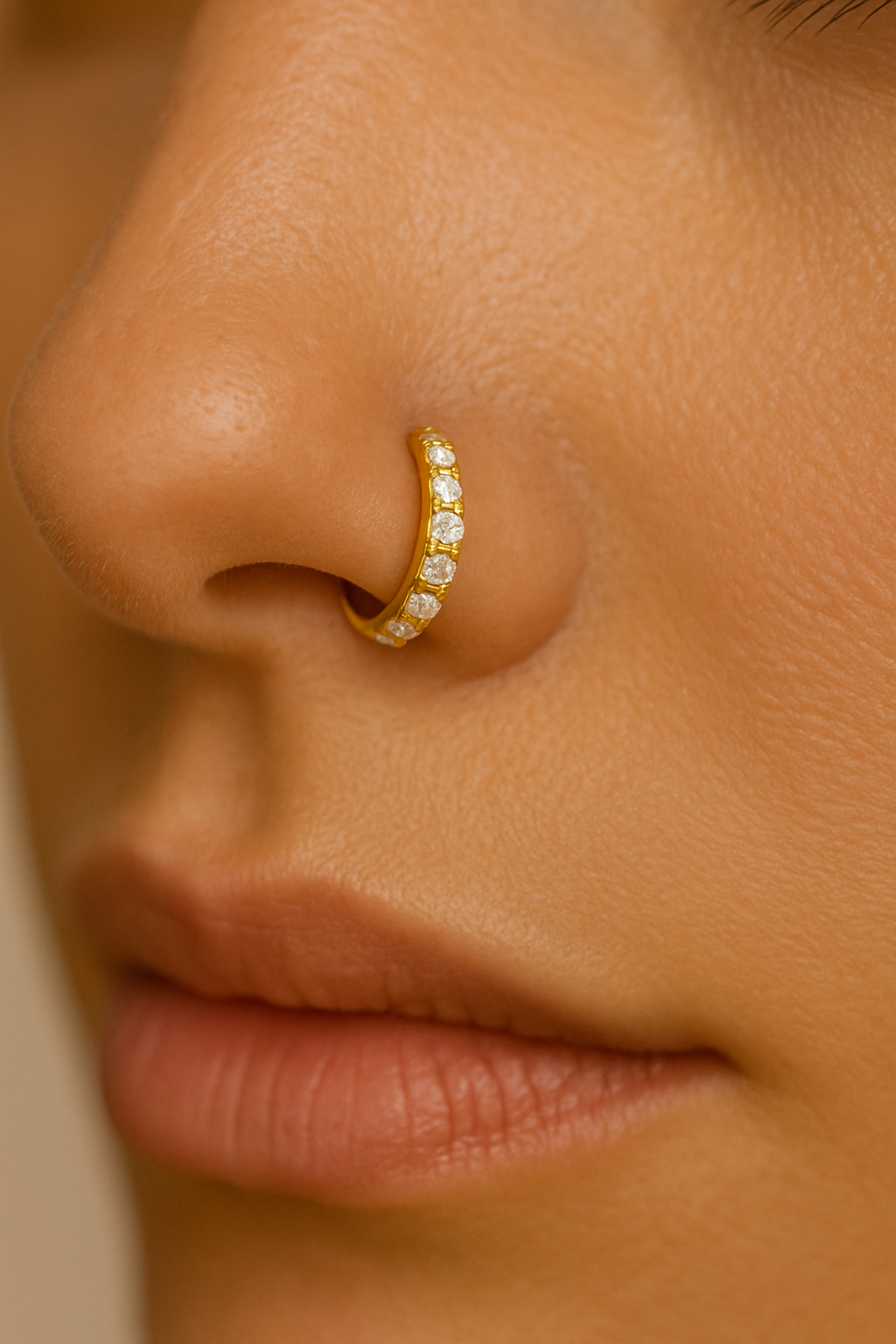 Semi Anneau clouté de pierres claires